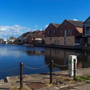 Charming Quayside Apartment In Exeter, Devon Exeter